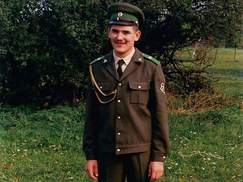 1988. A katonai esküm