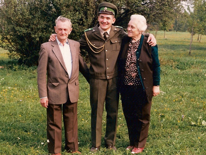 1988. A katonai esküm, nagyszüleimmel